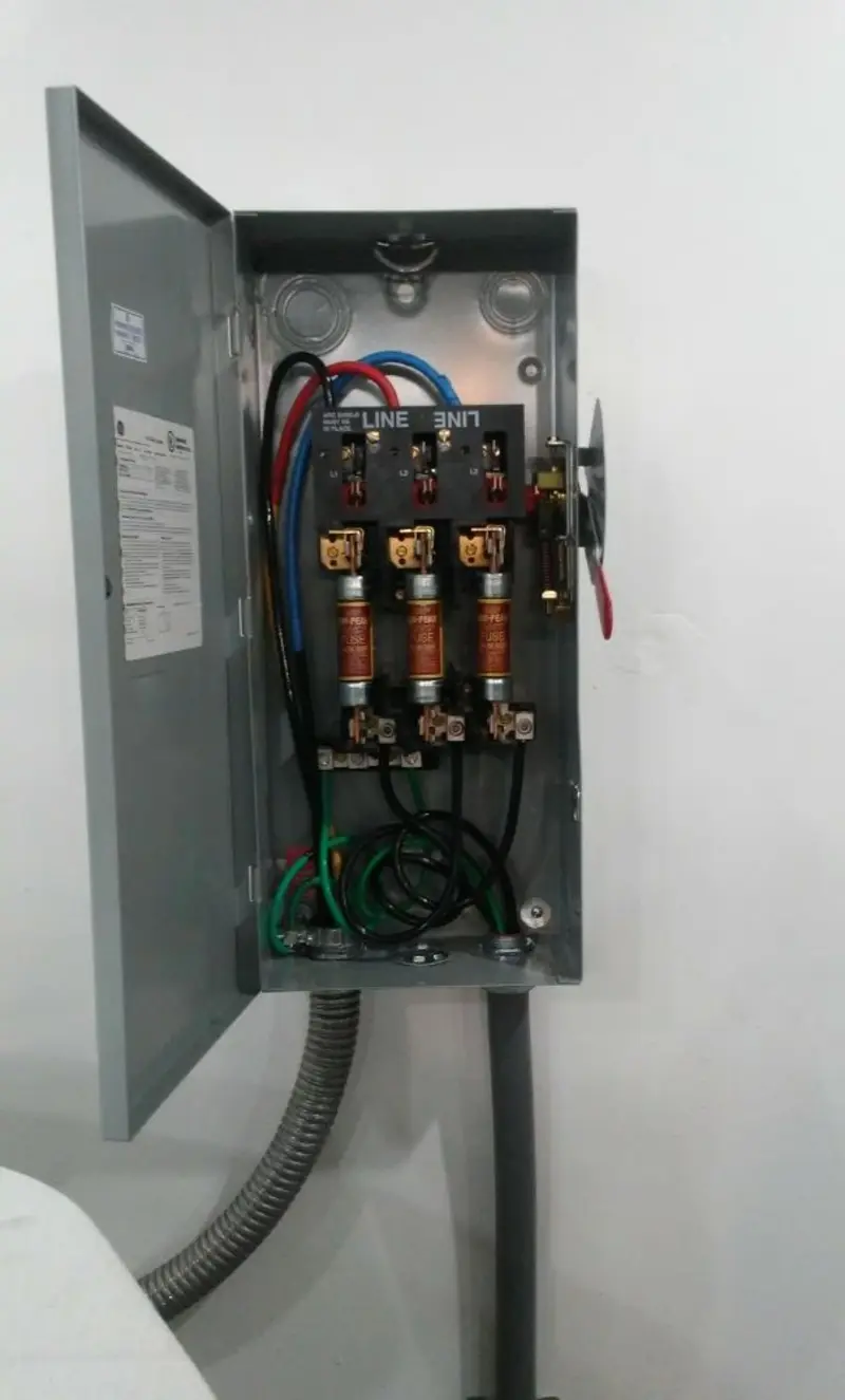 Three-phase disconnect switch installed for Smoke Detector Installation in Salamanca