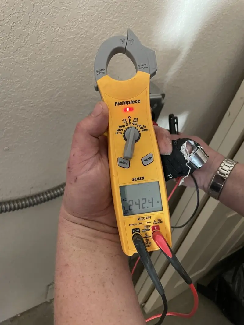 Voltage testing with clamp meter during Circuit Breaker Repair in Salamanca